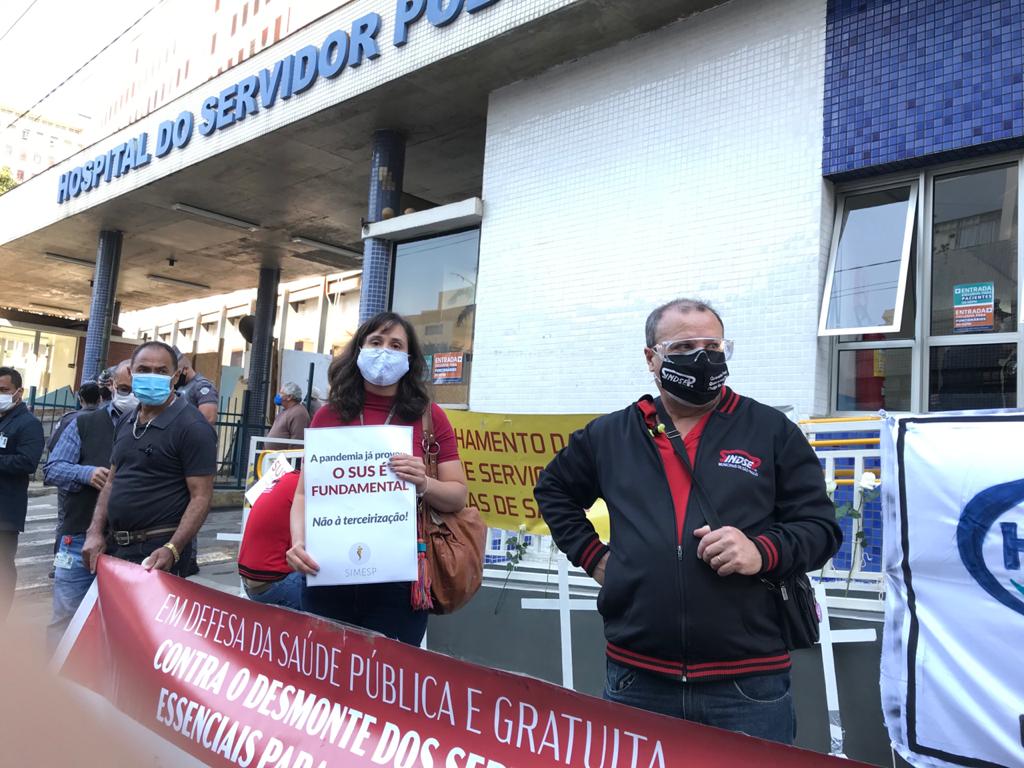 Ao centro, Juliana Salles, secretária geral do Simesp